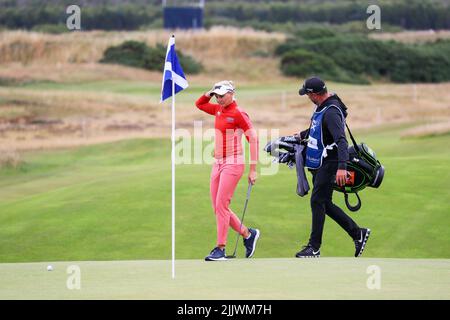 Dundonald Links, Irvine, Royaume-Uni. 28th juillet 2022. La première partie du Golf Trust Women's Scottish Golf a commencé avec le terrain de 144 concurrents internationaux. La deuxième partie aura lieu le vendredi 29 juillet, puis la coupe sera faite pour les 70 meilleurs golfeurs à concourir le Saturday30th et le dimanche 31st. Ryanne O'Toole et son caddy approchent du vert 13th. Crédit : Findlay/Alay Live News Banque D'Images