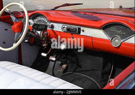 Intérieur de voiture ancienne Bel Air 1950 de Chevrolet, tableau de bord et volant rétro rouge vintage à la Havane, Cuba. Banque D'Images