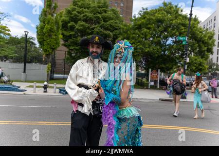 Un gros plan d'un couple habillé comme une sirène et un pirate pour la parade annuelle de la sirène 40th à Coney Island Banque D'Images