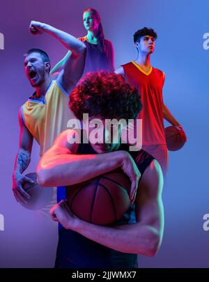 Image composite avec jeunes sportifs différents, joueurs de football, de volley-ball et de basket-ball sur fond violet avec lumière néon. Banque D'Images