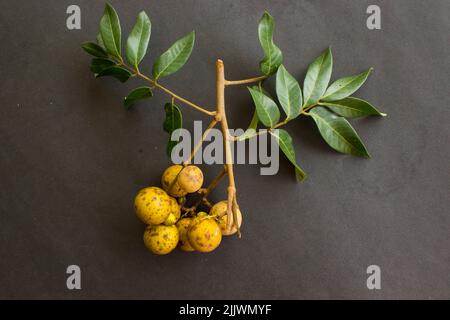 fruits de longan. Longan frais ou kelengkeng isolat sur fond noir Banque D'Images