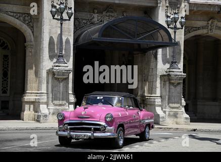 Voiture ancienne cabriolet Bel Air 1954 de Chevrolet rose vintage avec toit noir, pare-chocs chromés, phares, calandre et plaques cubaines à la Havane Cuba. Banque D'Images