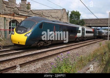 Avanti West Coast pendolino, classe 390, 390040, à Carnforth sur West Coast main Line le mercredi 27th juillet 2022 avec train de Londres à Glasgow. Banque D'Images
