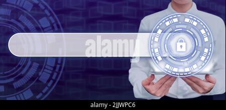 Femme d'affaires tenant une tablette par le Shield Protected Lock futuriste présentant la technologie moderne. Femme élégante présente des idées pour les données et le réseau Banque D'Images