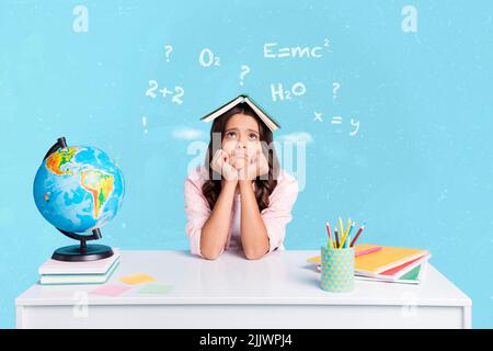 Affiche collage de l'enfant d'école épuisé faire le test ne peut pas résoudre tâche assis table isolé couleur bleu fond Banque D'Images