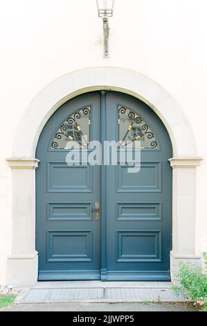 Une photo verticale d'une double porte ornée d'une voûte bleue Banque D'Images