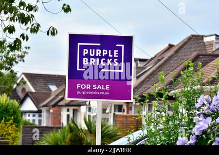 Un panneau en ligne d'agents immobiliers en vente 'Purple Bricks' à l'extérieur d'une maison de banlieue à Shepperton Surrey au Royaume-Uni Banque D'Images