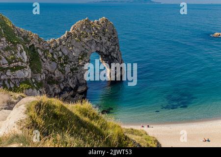 Durdle Door (parfois Durdle Dor) est une arche de calcaire naturel sur la côte jurassique près de Lulworth dans Dorset - propriété privée de la famille Weld Banque D'Images