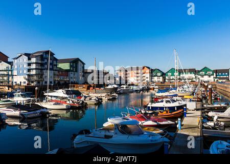 La marina d'Exmouth dans le comté de Devon, au Royaume-Uni, est entourée de bâtiments d'appartements colorés Banque D'Images