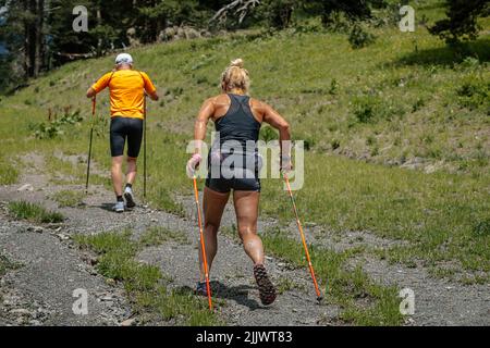 femme et homme marche nordique en sentier Banque D'Images