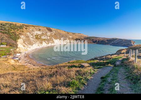 Lulworth Cove, un site du patrimoine mondial, est une crique près du village de West Lulworth, sur la côte jurassique à Dorset, dans le sud de l'Angleterre. Banque D'Images