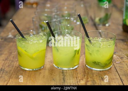 Gros plan de 3 verres de mojito fraîchement préparés sur une table Banque D'Images