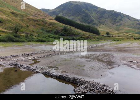 Haweswater, Cumbria, Angleterre, 28 juillet 2022. Les ruines de Mardale Green, un village autrefois submergé de Cumbria, ont émergé des profondeurs alors que les niveaux d'eau continuent de baisser en Angleterre. Haweswater Reservoir fournit de l'eau potable aux résidents de Manchester. Malgré une faible quantité de précipitations sur les coquillages Cumbrian, les niveaux d'eau sont encore bien en dessous des hauteurs normales sur ce qui a été inventé 'le plus sec de juillet depuis 1911'. Cela a révélé de vieilles routes, des murs et même une passerelle en pierre. Photo par crédit : Michael Scott/Alay Live News Banque D'Images