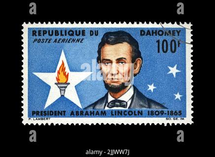 Abraham Lincoln (1809-1865), président, centenaire de la mort, vers 1965. Timbre postal d'époque imprimé à Dahomey isolé sur fond noir. Banque D'Images