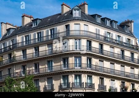 Paris, façade et fenêtres typiques, beau bâtiment rue Reaumur Banque D'Images