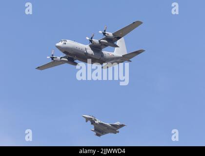 Un Eurofighter autrichien et un avion de transport C-130 Hercules volant au Royal International Air Tattoo de 2022 Banque D'Images