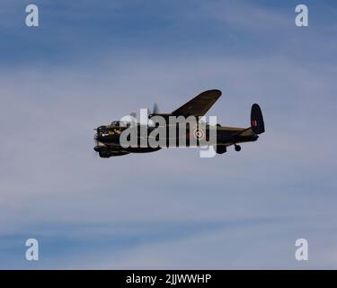 BBMF Avro Lancaster en vol au Royal International Air Tattoo de 2022 Banque D'Images