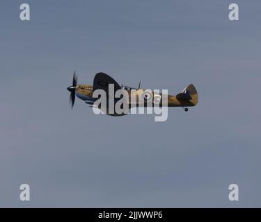 Supermarine Spitfire Mk LF IXe du vol commémoratif de la bataille de Grande-Bretagne volant au Royal International Air Tattoo 2022 Banque D'Images