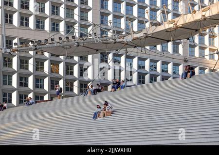 France, Paris, la Défense est un important quartier d'affaires situé à trois kilomètres à l'ouest de la ville de Paris. La Défense est le plus grand pourpre d'Europe Banque D'Images