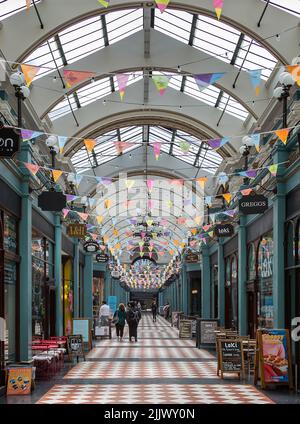 Les amateurs de shopping pourront parcourir les magasins de Great Western Arcade, au centre-ville de Birmingham. Coût de la vie, inflation, concept de shopping de rue élevé. Banque D'Images