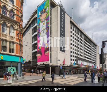 Une image massive de Perry The Bull, mascotte officielle des Jeux du Commonwealth de Birmingham de 2022 orne le côté de House of Fraser à Birmingham. Banque D'Images