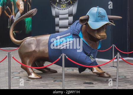 L'emblématique statue de taureau en bronze dans le centre-ville de Birmingham, portant une casquette de baseball faisant la promotion des Jeux du Commonwealth de Birmingham 2022. Banque D'Images