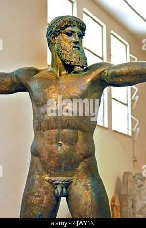 Zeus ou peut-être Poséidon. Trouvé dans la mer de Cap Artemision, Euboea du Nord. Période classique 460 av. J.-C. Une des rares statues originales du style sévère, Musée archéologique national à Athènes.statue de bronze. Banque D'Images