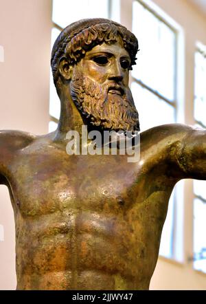 Zeus ou peut-être Poséidon. Trouvé dans la mer de Cap Artemision, Euboea du Nord. Période classique 460 av. J.-C. Une des rares statues originales du style sévère, Musée archéologique national à Athènes.statue de bronze. Banque D'Images