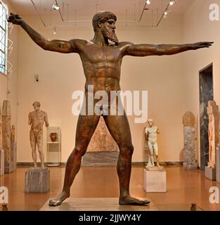 Zeus ou peut-être Poséidon. Trouvé dans la mer de Cap Artemision, Euboea du Nord. Période classique 460 av. J.-C. Une des rares statues originales du style sévère, Musée archéologique national à Athènes.statue de bronze. Banque D'Images