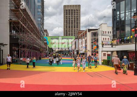 Les visiteurs de la ville sont accueillis par un panneau déclarant Bienvenue à Birmingham fier ville hôte des Jeux du Commonwealth 2022. Banque D'Images