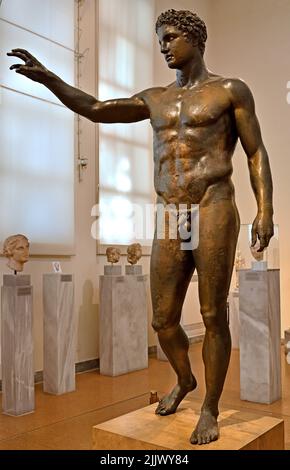 Statue de bronze d'un jeune probablement, Paris, de l'épave d'Antikythera, attribué, sculpteur sikyonien Euphranor 340 - 330 av. J.-C., Musée archéologique national d'Athènes. Banque D'Images