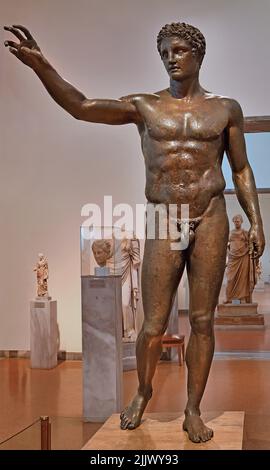 Statue de bronze d'un jeune probablement, Paris, de l'épave d'Antikythera, attribué, sculpteur sikyonien Euphranor 340 - 330 av. J.-C., Musée archéologique national d'Athènes. Banque D'Images