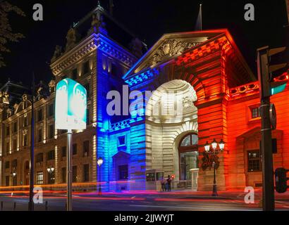 France, Paris, la caserne Cité - Préfecture de police de Paris - illuminée de nuit dans les couleurs du drapeau français photo © Fabio Mazzarella/Sintesi/ Banque D'Images