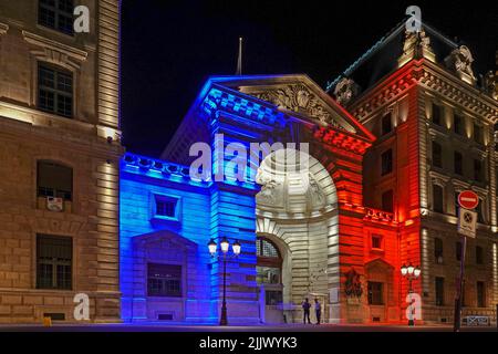 France, Paris, la caserne Cité - Préfecture de police de Paris - illuminée de nuit dans les couleurs du drapeau français photo © Fabio Mazzarella/Sintesi/ Banque D'Images