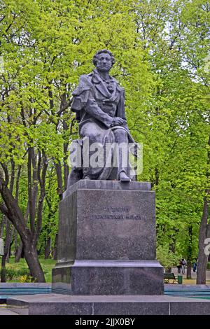 Alexander Pouchkine, poète russe célèbre, auteur de verset. Monument en pierre sous les arbres verts à Kiev, Ukraine. Banque D'Images