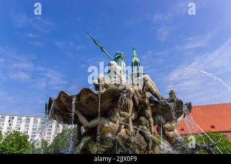 Berlin, Allemagne - 9 mai 2022 : fontaine Neptune (Neptunbrunnen) et église Sainte Marie (St. Marienkirche) sur la place Alexanderplatz Banque D'Images