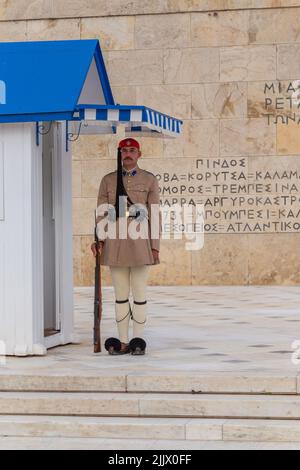 ATHÈNES, GRÈCE - MAI 06 2022: Gardes cérémoniels présidentiels - Evzones à la tombe du Soldat inconnu devant le Parlement grec, Athènes, GR Banque D'Images