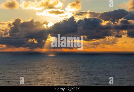 Vue à couper le souffle sur la mer avec un coucher de soleil spectaculaire, vu d'un point de vue charmant et rustique à Cabo Mondego, au Portugal. Banque D'Images