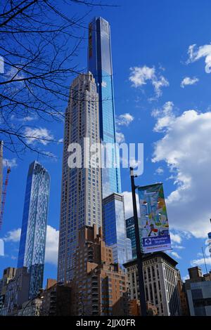 NEW YORK, NY -14 MAR 2021- vue de 432 Park Avenue, un gratte-ciel résidentiel skinny conçu par l'architecte Rafael Vinoly situé sur Billionair Banque D'Images