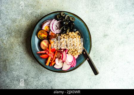 Salade de keto légumes saine servie dans le bol Banque D'Images