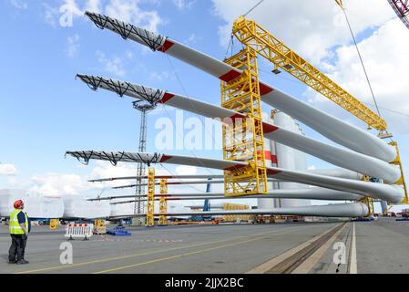 ALLEMAGNE, Bremerhaven, expédition de pales de rotor pour le parc éolien offshore RWE en mer du Nord / DEUTSCHLAND, Bremerhaven, Verladung von Rotorblaettern fuer Windkraftanlagen fuer einen RWE off-shore Windpark dans le Nordsee Banque D'Images