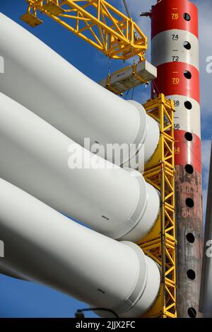 ALLEMAGNE Bremerhaven, expédition de pales de rotor pour RWE parc éolien offshore en mer du Nord / DEUTSCHLAND Bremerhaven, transport von Rotorblaettern fuer Windkraftanlagen fuer einen RWE parc éolien off-shore dans le Nordsee Banque D'Images