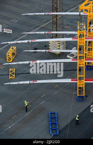 ALLEMAGNE Bremerhaven, expédition de pales de rotor pour RWE parc éolien offshore en mer du Nord / DEUTSCHLAND Bremerhaven, Verladung von Rotorblaettern fuer Windkraftanlagen fuer einen RWE parc éolien off-shore dans le Nordsee Banque D'Images