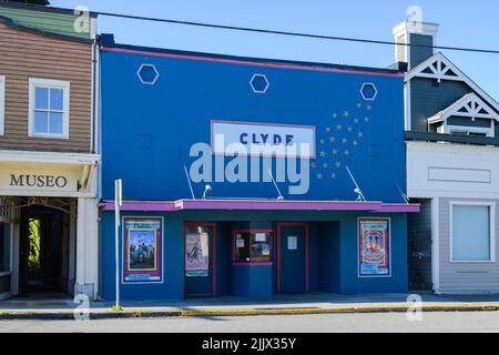 langley, WA, États-Unis - 26 juillet 2022; Old Time Clyde Theatre à Langley sur l'île de Whidbey, Washington, avec auvent et affiches de cinéma Banque D'Images