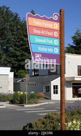 Langley, WA, Etats-Unis - 26 juillet 2022; affiche à Langley Washington avec des informations sur les directions touristiques Banque D'Images