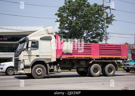 Chiangmai, Thaïlande - 21 avril 2022: Camion-citerne Volvo privé. Photo sur la route n°121 à environ 8 km du centre-ville de Chiangmai, thaïlande. Banque D'Images