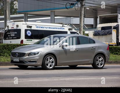 Chiangmai, Thaïlande - 21 avril 2022: Voiture privée, Volvo V60. Sur la route n°1001, à 8 km de la ville de Chiangmai. Banque D'Images