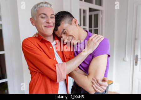 Portrait d'un jeune couple gay heureux dans l'amour pendant qu'ils embrassent Banque D'Images