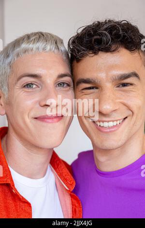 Portrait du jeune couple gay heureux en amour regardant l'appareil photo Banque D'Images