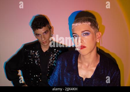 Portrait d'un couple gay portant un maquillage dans un studio lumineux Banque D'Images